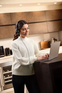 Jabra Evolve2 30 SE Corded USB Headset -JABRA Store 9cd9d49f 1992 432b 84d5 44d791b40769 jabra evolve2 30 uc black home female 6 medium 8