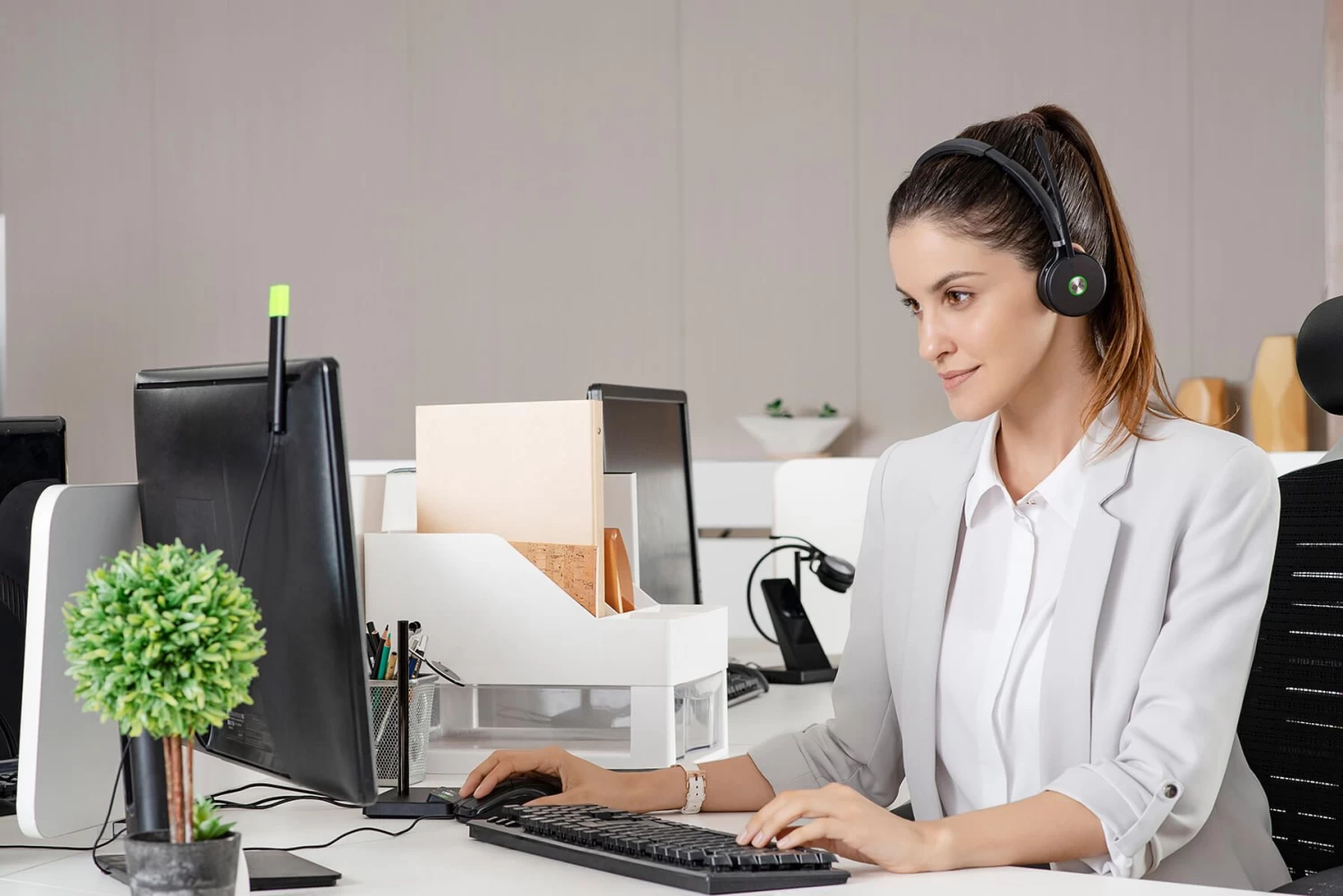 Yealink WH62 Wireless Headset 5 Yealink WH62 Wireless Headset - Image 5